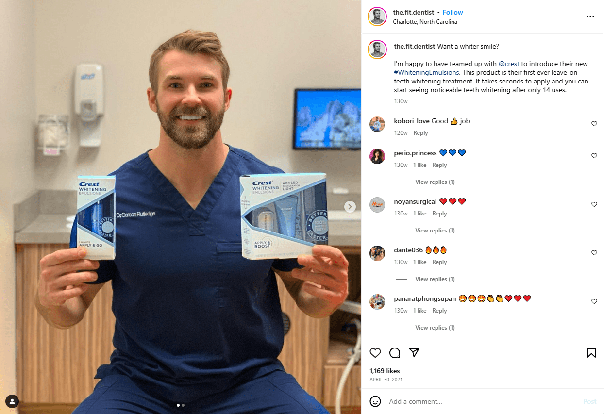 Een tandarts influencer die een influencer testimonial geeft over een tandheelkundig product.